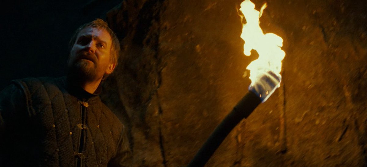 Очень люблю фильм "Время ведьм". И только сейчас понял что в сцене в чумной яме, они нифига не видели в свете факелов, потому что при факелах реально не видно нифига. Шары слепит и толку ноль.