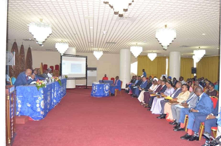 À l’invitation du MINETAT/MINESUP, j’ai pris part, ce mardi 19 août 2025 à Yaoundé, à la cérémonie de présentation du Fichier National des Thèses et des Mémoires soutenus dans les Universités d’État. En rappel, pour #UMa, 745 thèses et 3.900 mémoires, à date, sont répertoriés.