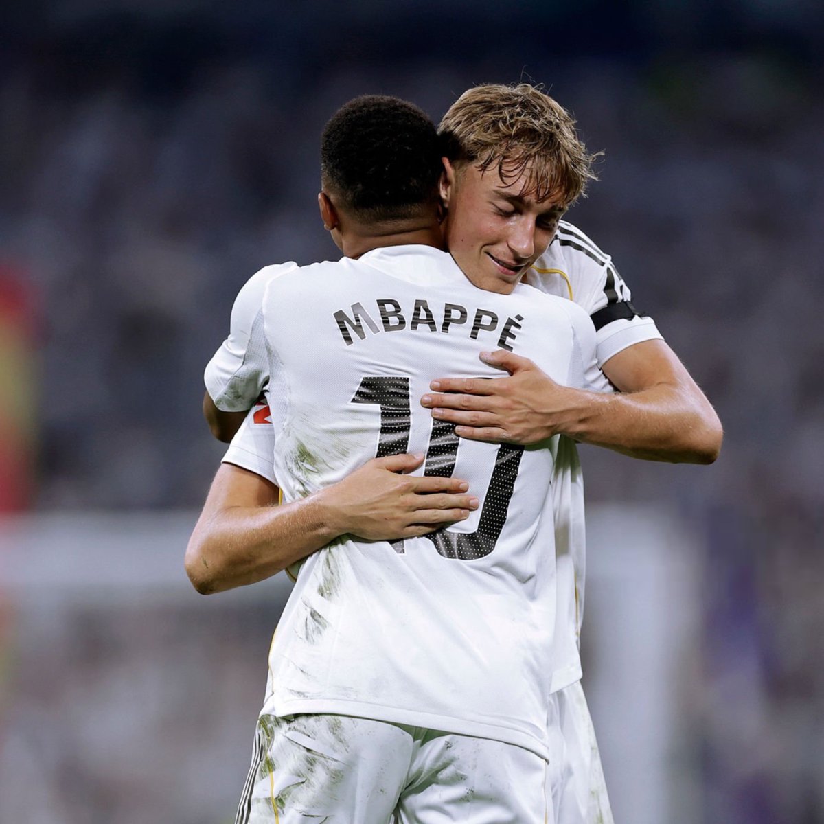 RealBrasil_BR's tweet photo. Dean Huijsen foi abraçar Kylian Mbappé após o gol. https://t.co/Sq8rUMqF8j