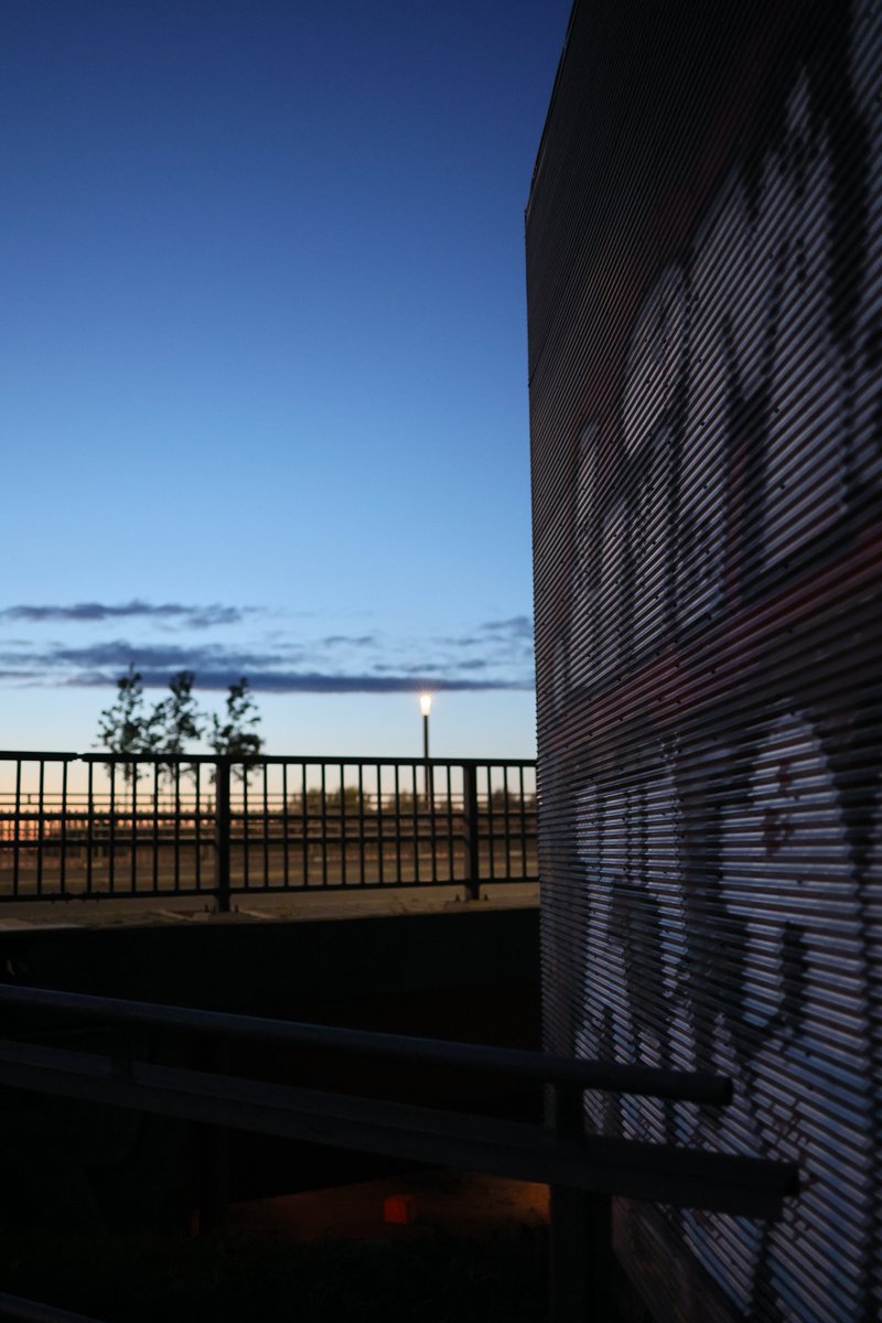 Sunset saunter time

#WorldPhotographyDay #photography #sunset #opacarophile #photoop #evening #twilight #bluehour #aroundtown #swing #bridge #graffiti #sunsetcolours