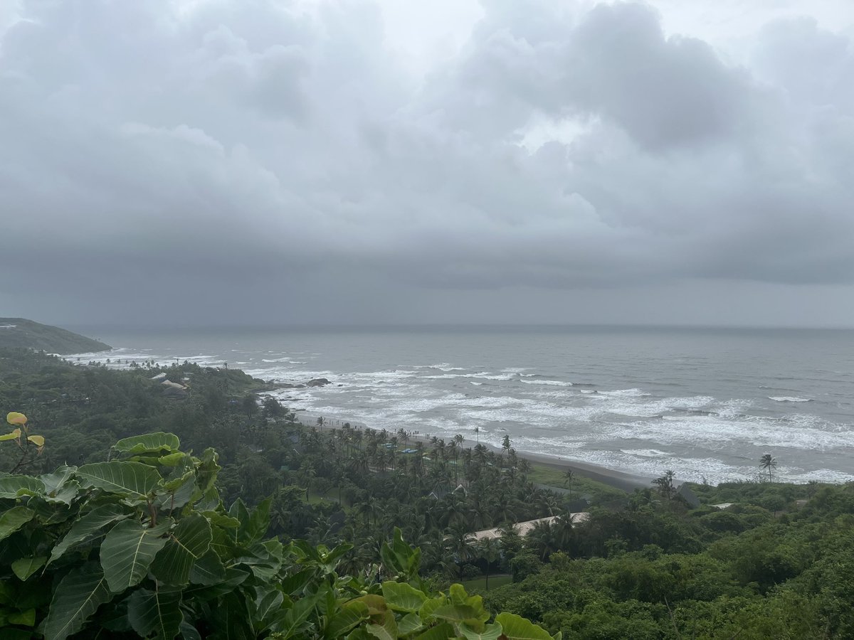 ChokhaniDc's tweet photo. That’s the view the #DilChahtaHai trio got back in the day from the #ChaporaFort.
A lot has changed since then, but the vibe remains the same. ✌🏼❤️
#Goa #India #Wanderlust #Travel https://t.co/Hv5ubpwXoO