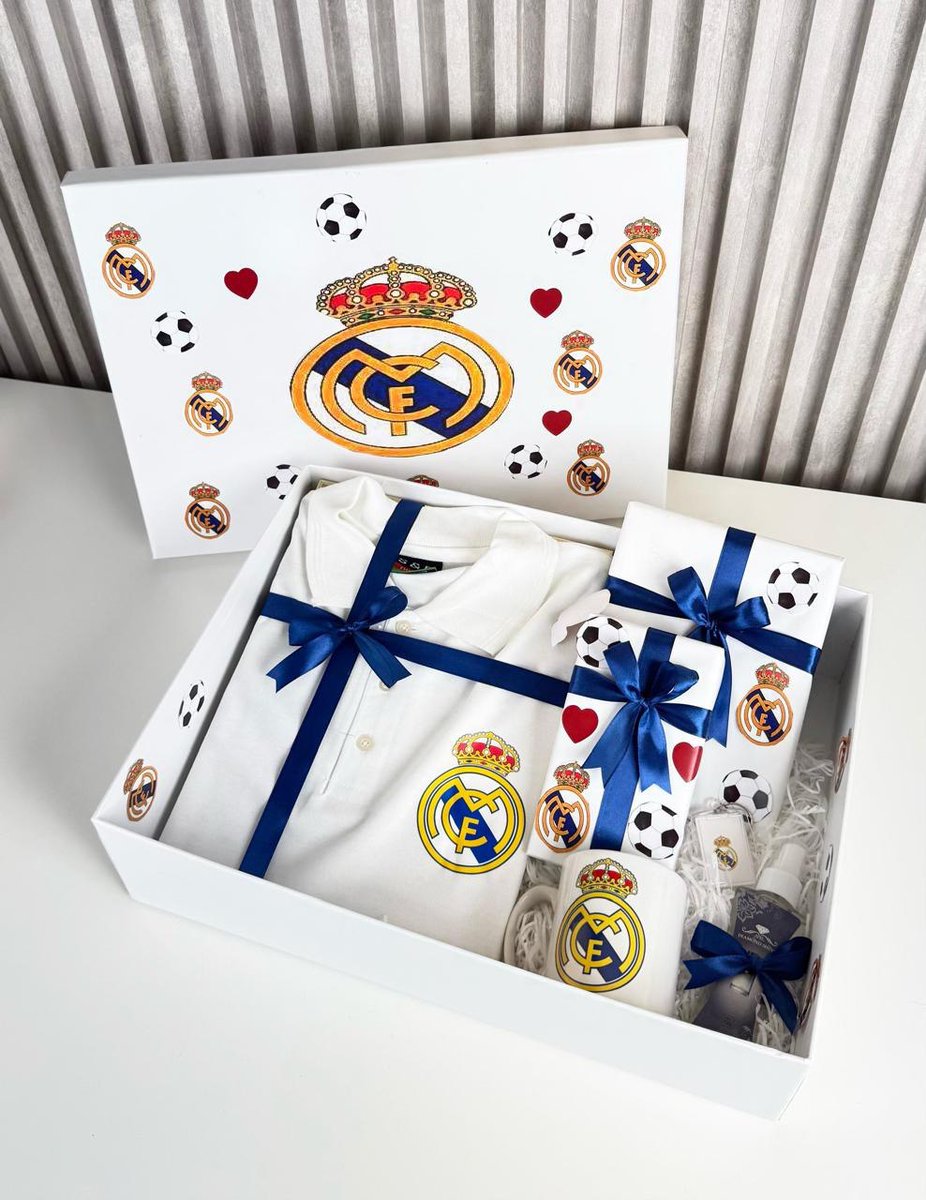 مكونات البوكس 🫶🏻 
❤️تيشيرت  طباعة 
(الطباعة من مكان واحد )
❤️مج طباعة 
❤️برواز بصورة من اختيارك 
❤️عطر 100 مل 
❤️ميدالية 
❤️سبلاش 100 مل