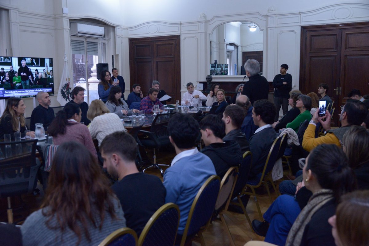 ➡️ Dos comisiones parlamentarias se reunieron en el día de hoy para avanzar con el tratamiento de distintos temas. Por la mañana fue el turno de los diputados que integran la Comisión de Salud, mientras que a la tarde se reunieron los legisladores de la comisión de Derechos