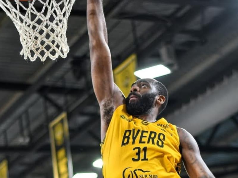 Piratas del basket con Christian Eyenga, en Angola, con <a href="/Joserra40albben/">José Ramón Alba Benlloch</a> piratasdelbasket.net/piratas-del-ba…