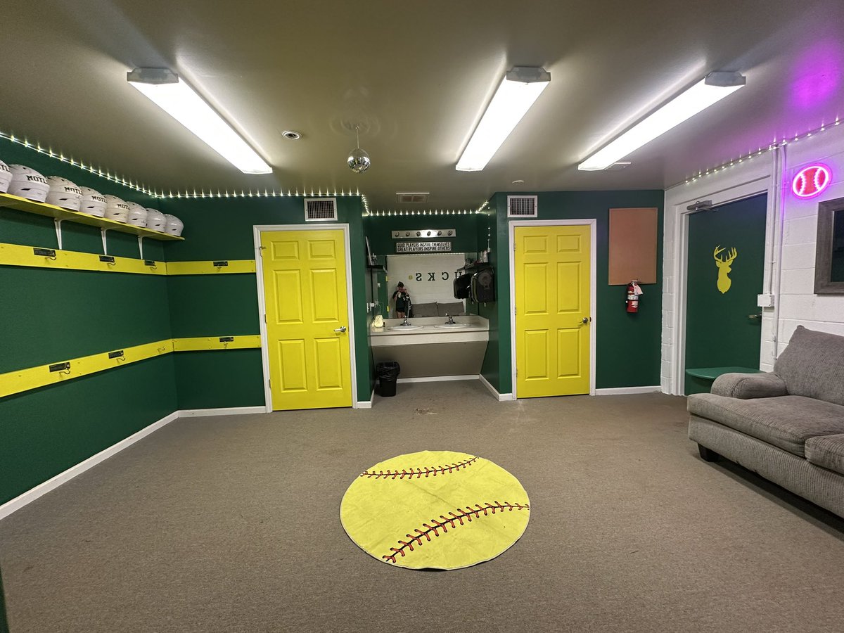 MotlowSoftball's tweet photo. Nothing like a little surprise for our Bucks ππ
New locker room = new energy for the season! Huge thank you to our coaching staff and families who worked all weekend to make it happen. #BuckPride #MotlowSoftball https://t.co/F10Df91GN6