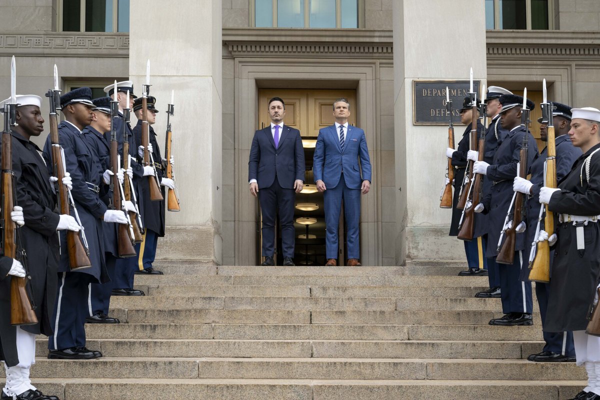 Southcom's tweet photo. #Argentina is a trusted security partner in promoting democratic values worldwide. We commend the nation's efforts to strengthen its defense relationship with the United States and applaud Argentina's commitment to defense modernization and its acquisition of F-16s and Stryker armored vehicles.

This week, Argentina is hosting security leaders from the region for key discussions during the South American Defense Conference #SOUTHDEC25.

@EmbajadaEEUUarg @MinDefensa_Ar @EMCFFAA_Arg @FuerzaAerea_Arg @Ejercito_Arg @Armada_Arg @StateDeptPM