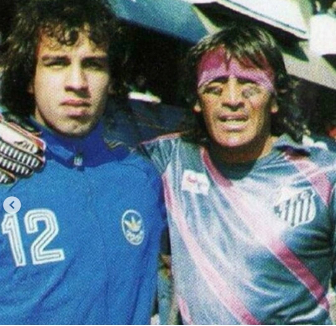 Mono Navarro Montoya (@navarromontoya) on Twitter photo Feliz cumpleaños Hugo Orlando Gatti, los ídolos son para siempre.
Abrazo de arquero Loco eterno. Feliz cumpleaños Hugo Orlando Gatti, los ídolos son para siempre.
Abrazo de arquero Loco eterno.