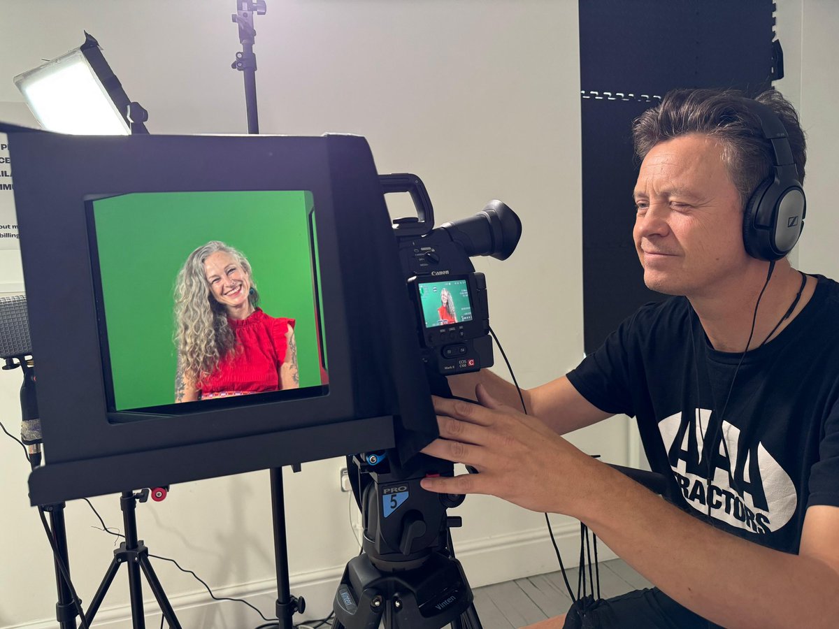 ⏮️ rewind to when we filmed with the lovely @sarah_owl_heart for our ‘Power of Meditative Dance’ film! Sarah does amazing work in healing &amp; raising consciousness &amp; Sybil met her on the dancefloor🧘🏼‍♀️💃🏼

#magicvideobox #thepowerofmeditativedance #eyecontactfilming #interviewfilming