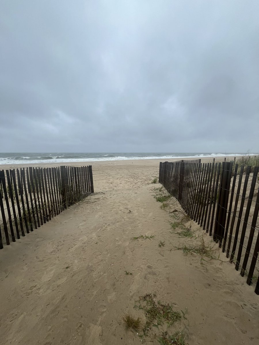 _MMK_70's tweet photo. Big waves, strong wind, rain &amp; pelting sand in Ocean City MD! https://t.co/wcNnhSsKG8