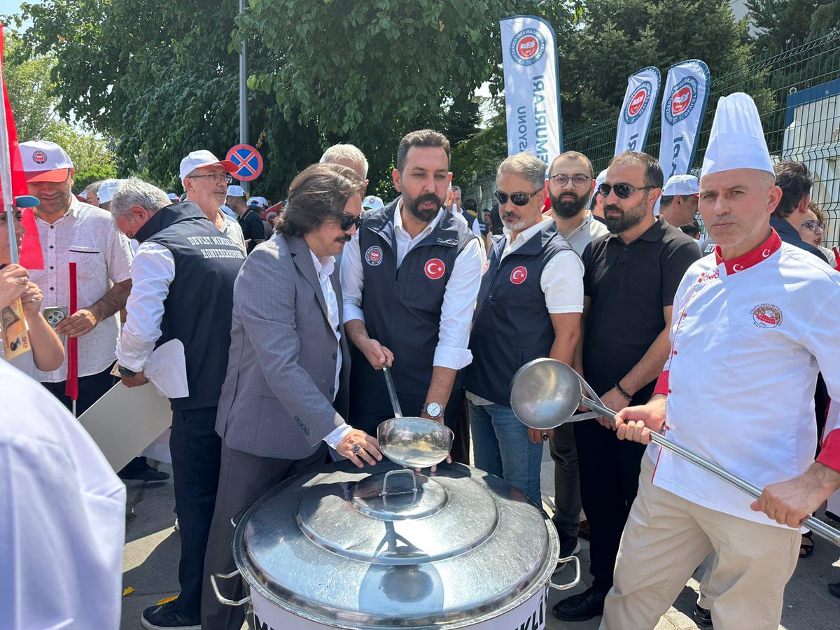 Yıllardır memurun vekâletini koltuk uğruna siyasete rehin edenlere, “dindar” diyerek dinden edenlere, “doktoruz” diyerek candan edenlere haykırdık.
Dünden bugüne, yarınımızı da heba ederek emeğimizi araçsallaştırdınız…

Bütün özlü sözleri tükettiniz.
Bütün değerleri kendi