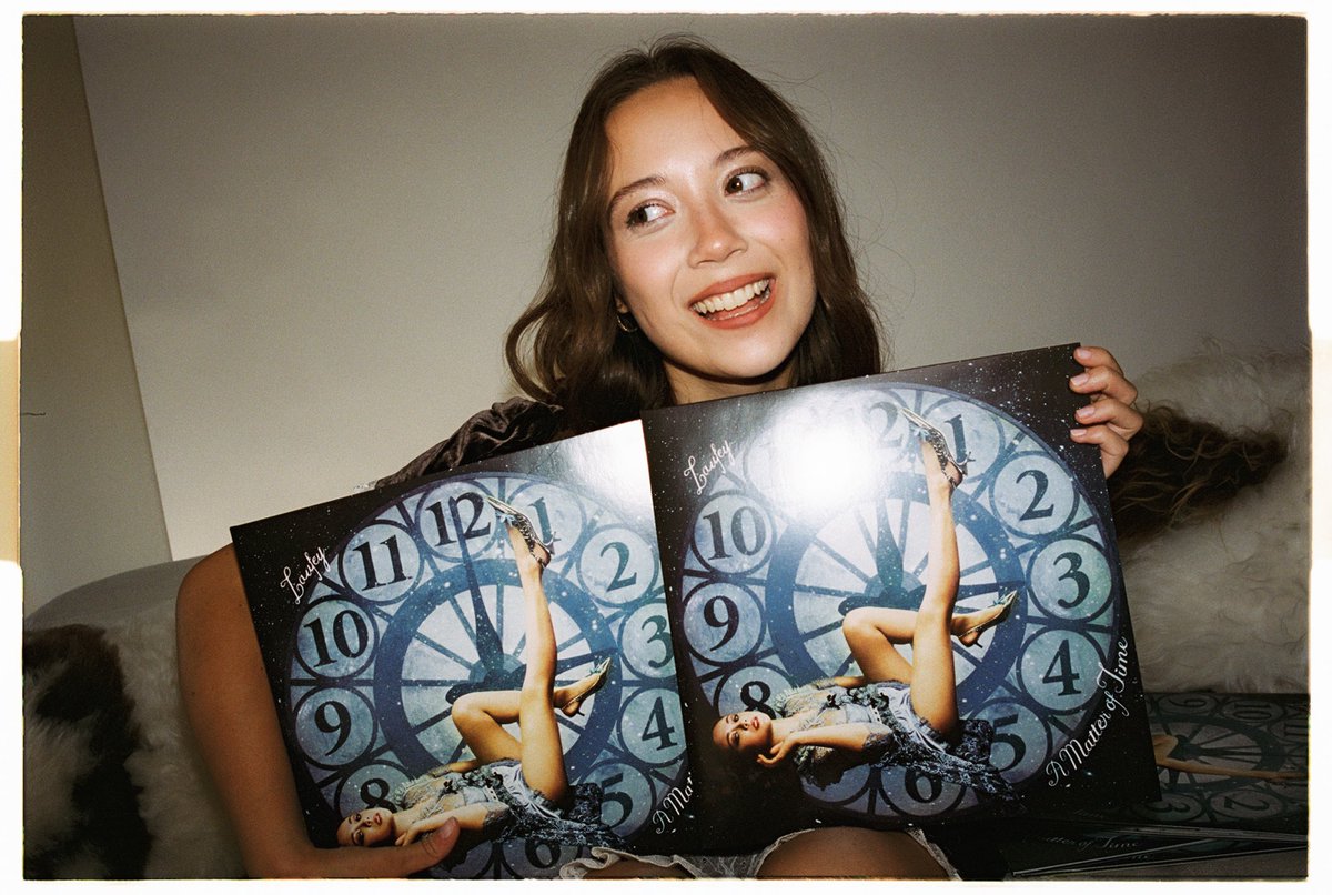 dailylaufeylin's tweet photo. MY BEAUTIFUL BABY WITH HER BEAUTIFUL VINYLS 😭💙 https://t.co/KRHsd99k0X