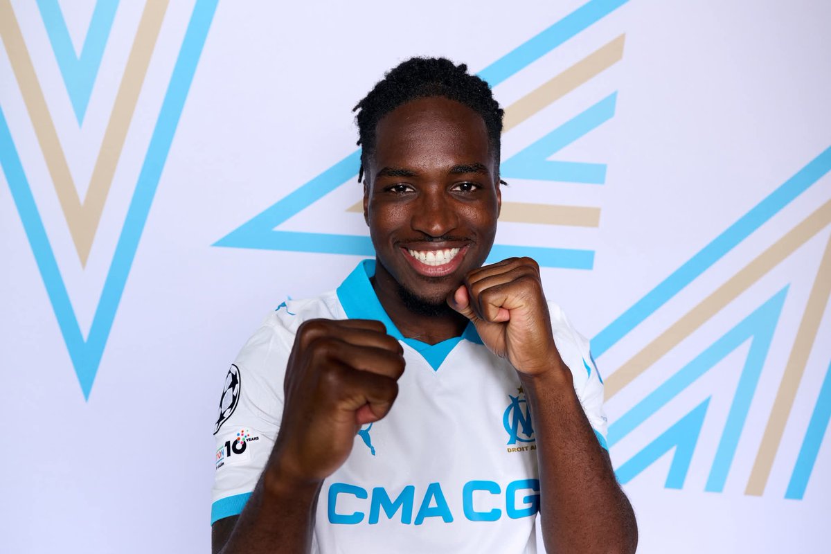 Le timing de la photo officiel de Rowe pour la champions league. 😭😭😭🥊
#TeamOM #MercatOM