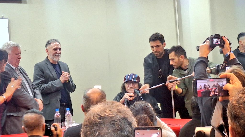 Hace instantes, participé gracias a <a href="/feduba/">Feduba</a> y en mi querida Facultad de <a href="/filo_uba/">Facultad de Filosofía y Letras UBA</a> de la <a href="/UBAonline/">UBAonline</a>, de una ceremonia muy especial en la que Charly García recibió su título Honoris Causa. "Ahora pueden llamame Doctor Charly García" nos dijo, con los dedos en V.