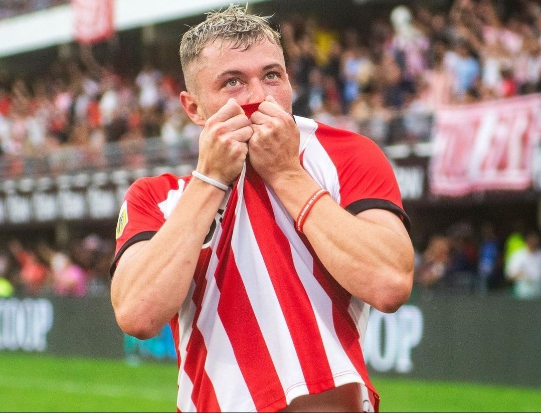 Sosismo7's tweet photo. Como me vuelve loco cuando el jugador hincha se bese el escudo. https://t.co/LOUJcUwddQ