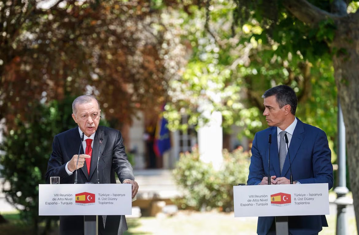 Kenan Aslan (@aslankenan_nl) on Twitter photo 🌍 "Sınırları aşan merhamet: Medeniyetler İttifakı ve İnsani Diplomasi"
Türkiye Cumhurbaşkanı <a href="/RTErdogan/">Recep Tayyip Erdoğan</a> , 19 Ağustos #DünyaİnsaniYardımGünü vesilesiyle İspanyol <a href="/elpais_espana/">EL PAÍS España</a> ’da yayımlanan makalesinde Türkiye’nin küresel insani yardım vizyonunu anlattı:
🔹 "300 milyondan 🌍 "Sınırları aşan merhamet: Medeniyetler İttifakı ve İnsani Diplomasi"
Türkiye Cumhurbaşkanı <a href="/RTErdogan/">Recep Tayyip Erdoğan</a> , 19 Ağustos #DünyaİnsaniYardımGünü vesilesiyle İspanyol <a href="/elpais_espana/">EL PAÍS España</a> ’da yayımlanan makalesinde Türkiye’nin küresel insani yardım vizyonunu anlattı:
🔹 "300 milyondan