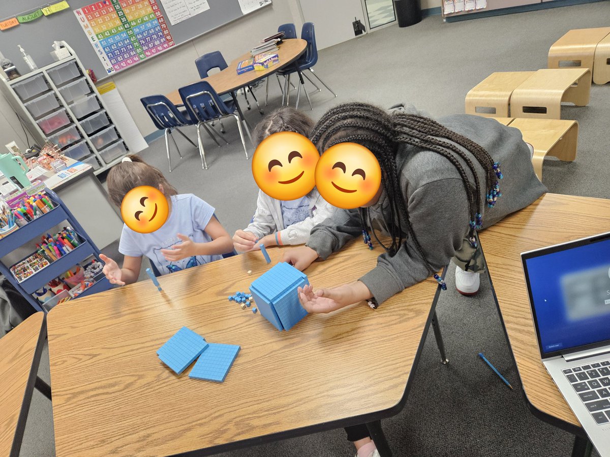 dscurry75's tweet photo. @BBE_Bullfrogs collaborating as they build concrete to pictorial models of decimal numbers. Future mathematicians hard at work! @FdmBolden @Cecilia_Cheng1 #learningismagical #magicalyet #FBISD #LevelUp https://t.co/JZYcBT8knM