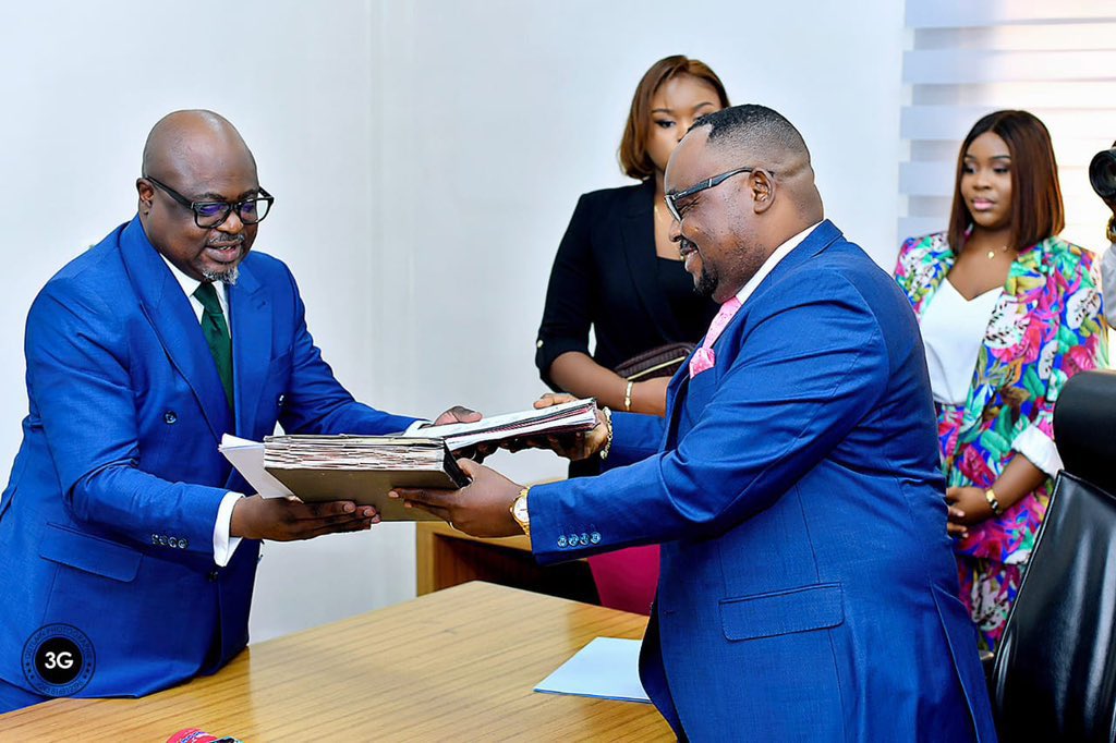 #RDC : Cérémonie de remise et Reprise 
De l’intégration régionale, au ministère du tourisme, un an après, Son Excellence Me. DIDIER MAZENGA MUKANZU retrouve son fauteuil du tourisme, un secteur qu’il maitrise mieux. 
<a href="/TourismeRDCongo/">Ministère du Tourisme de la RDC</a> <a href="/visitdrc/">VISIT DRC</a> <a href="/Presidence_RDC/">Présidence RDC 🇨🇩</a> <a href="/PrimatureRDC/">Primature de la République Démocratique du Congo</a>