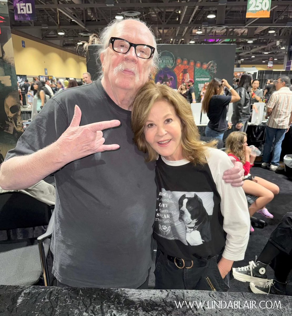 bloody_slasher's tweet photo. 📸 Leyendas del horror en un mismo cuadro: Linda Blair y John Carpenter compartiendo foto. ¡Historia viva del cine de terror! 🖤👻 #HorrorLegends #LindaBlair #JohnCarpenter https://t.co/W5GjXnpZLA