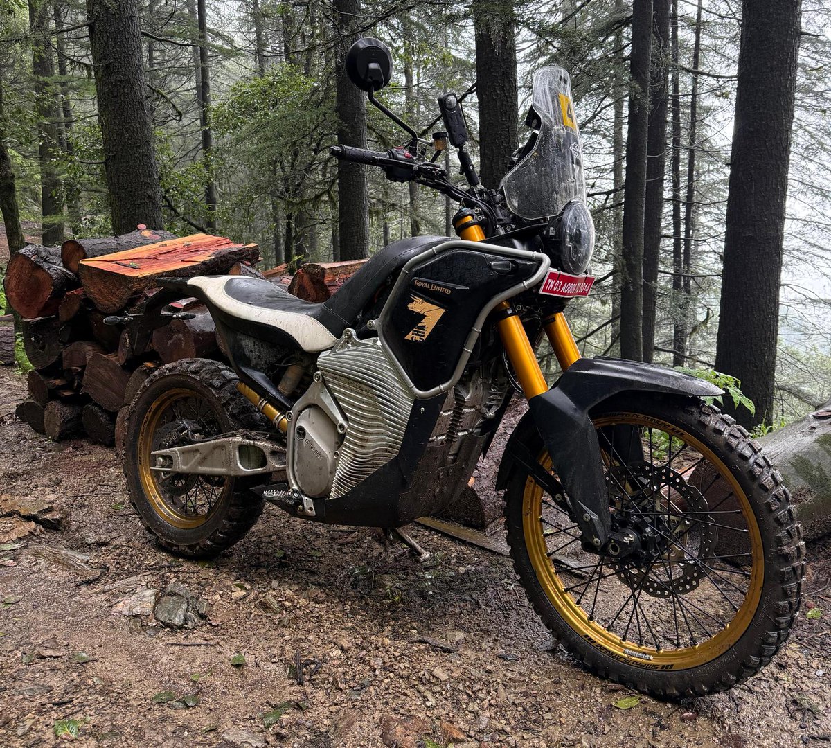 Carlos Checa Carrera (@carloscheca7) on Twitter photo Cuatro fotos más de este viaje inolvidable con <a href="/alpinestars/">alpinestars</a> y a los mandos de las <a href="/royalenfield/">Royal Enfield</a> . Por cierto, he estado probando el nuevo airbag. Ya os contaré.
#gabrielemazzarolo <a href="/therickyjohnson/">Ricky Johnson</a> <a href="/motogeo/">MotoGeo</a> #lostwithpurpose #royalenfield #royalenfieldindia #alpinestars Cuatro fotos más de este viaje inolvidable con <a href="/alpinestars/">alpinestars</a> y a los mandos de las <a href="/royalenfield/">Royal Enfield</a> . Por cierto, he estado probando el nuevo airbag. Ya os contaré.
#gabrielemazzarolo <a href="/therickyjohnson/">Ricky Johnson</a> <a href="/motogeo/">MotoGeo</a> #lostwithpurpose #royalenfield #royalenfieldindia #alpinestars