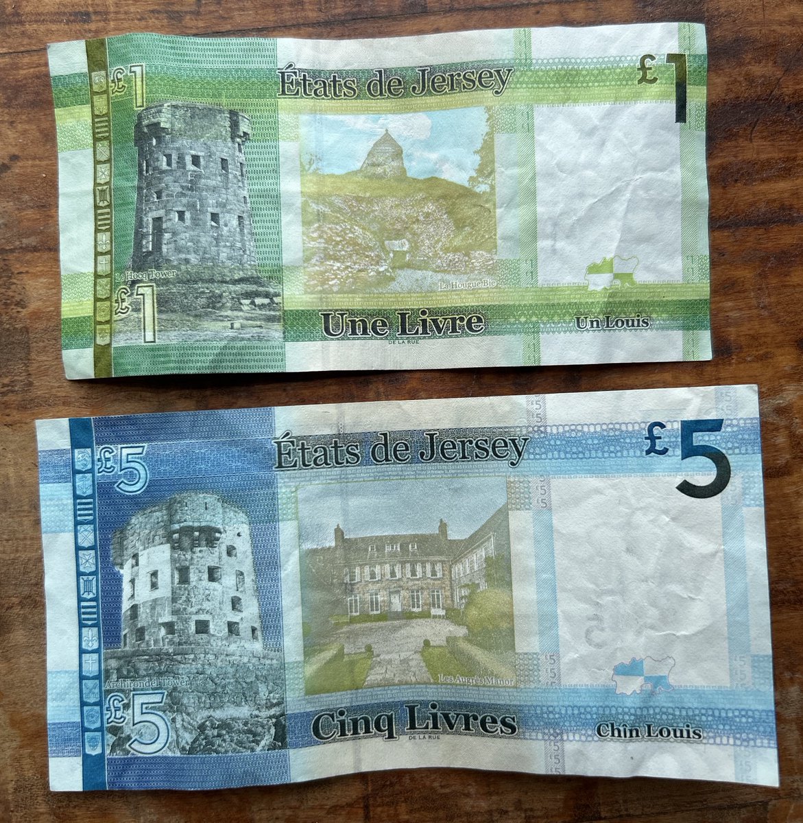 ジャージー島で流通してるジャージーポンド通貨。イギリス本土のポンド(£)と等価だが本土では使えない。逆に本土のポンドはジャージーで使用可能。エリザベス女王の裏面はフランスみ紙幣。  £1札と£5札が現行してることにビックリ仰天 #あなたの知らないイギリス世界