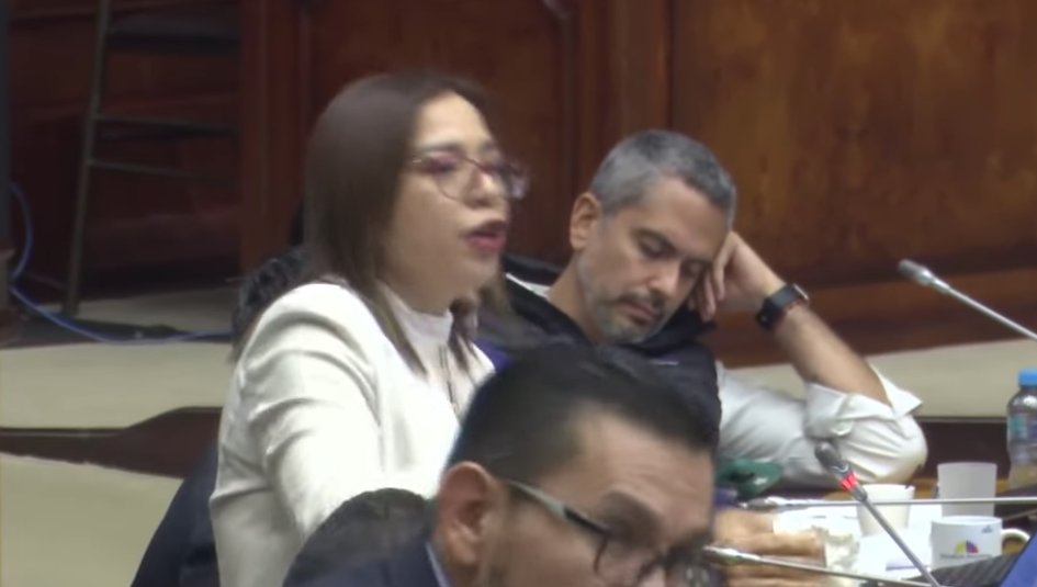 Full Democracia (@fulldemocracia) on Twitter photo Claro que respaldamos la propuesta de la Consulta Popular para reducir el número de asambleístas.
Basta ver a los asambleistas afines al correato: ¡cobran por dormir en la <a href="/AsambleaEcuador/">Asamblea Nacional</a> !
¡Ya basta! Menos asambleístas, más recursos para el país.
#RedDeTuiterosDemocraticos Claro que respaldamos la propuesta de la Consulta Popular para reducir el número de asambleístas.
Basta ver a los asambleistas afines al correato: ¡cobran por dormir en la <a href="/AsambleaEcuador/">Asamblea Nacional</a> !
¡Ya basta! Menos asambleístas, más recursos para el país.
#RedDeTuiterosDemocraticos