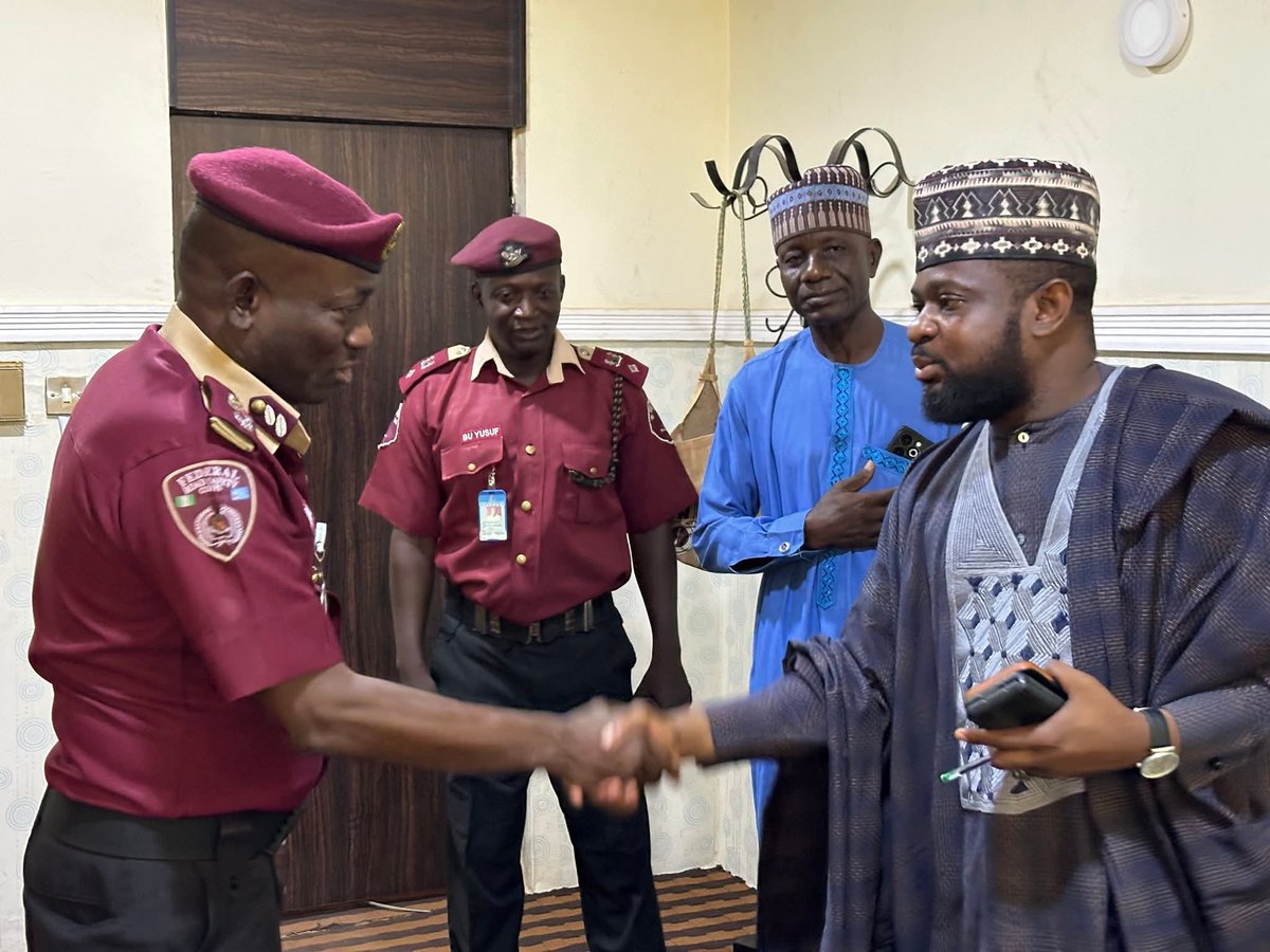 drmaihula's tweet photo. The Honourable Commissioner met with delegations from Postgraduate Medical College Association Fellows, MSSN SSU, Sterling Bank, FRSC, and MUHTAJ Foundation, and inspected Sheikh Usman Bin Fodiyo Mosque ahead of state remodelling.
19th August 2025. https://t.co/cM1bhtxTzx