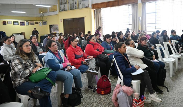 👉 Ciclo de talleres. Se desarrollaron dos instancias sobre infancias y familias expuestas al uso y micro menudeo de drogas.

Nota completa: buff.ly/ADQioYn

#municipiod #noticiasmunicipiod #barriosmunicipiod #talleresmunicipiod