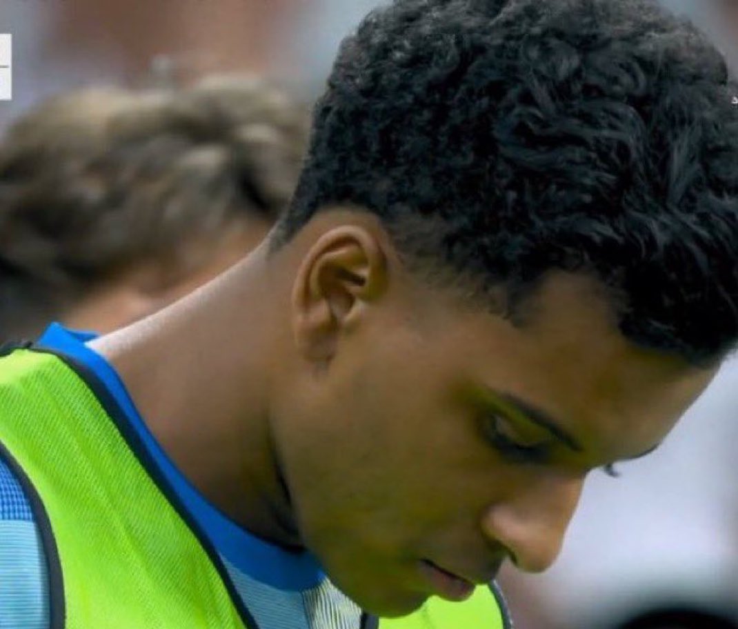 Que venga un argentino, cule y messilover a quitarle el puesto a Rodrygo es de vergüenza 

Yo al menos tengo memoria 

Este no es mi madrid!!!!