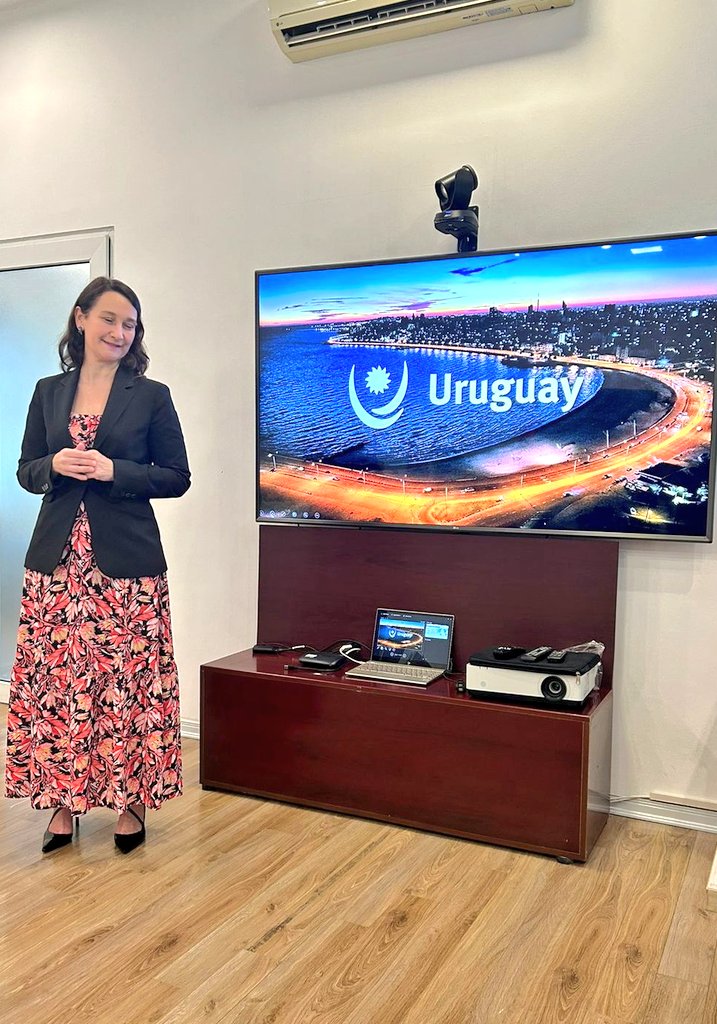 CancilleriaUy's tweet photo. 🇻🇳 En el marco de su visita oficial a Vietnam, la subsecretaria de Relaciones Exteriores @ValeCSU se reunió con el viceministro de Industria y Comercio y con el viceministro de Agricultura de #Vietnam.

🤝La vicecanciller también se reunió con el Presidente de la Cámara de Comercio e Industrias y presentó junto a #UruguayXXI las oportunidades de negocios en nuestro país.
