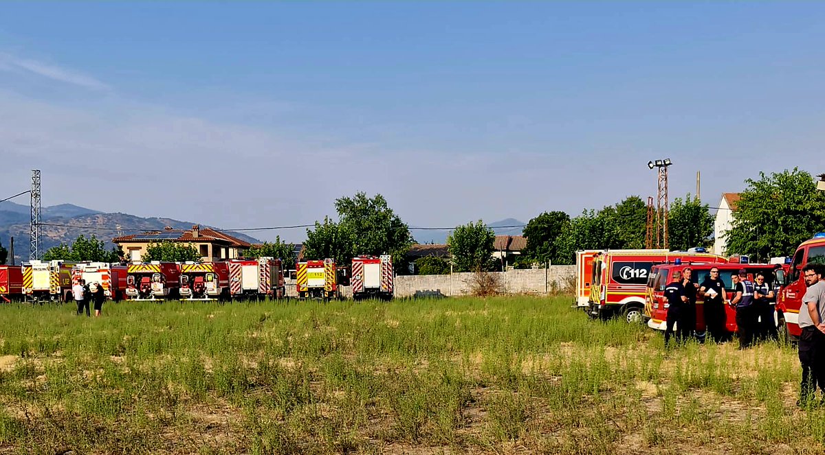 DGobExtremadura's tweet photo. Extremadura recibe nuevos efectivos contra incendios del Gobierno de 🇪🇸 a través del a través del Mecanismo Europeo de Protección Civil activado por
@interiorgob.

El módulo GFFF-V-DE1 de Cuerpos de #Bomberos de #Renania del Norte-Westfalia 🇩🇪 ya está en Aldeanueva del Camino. https://t.co/h6bxIAbdYd