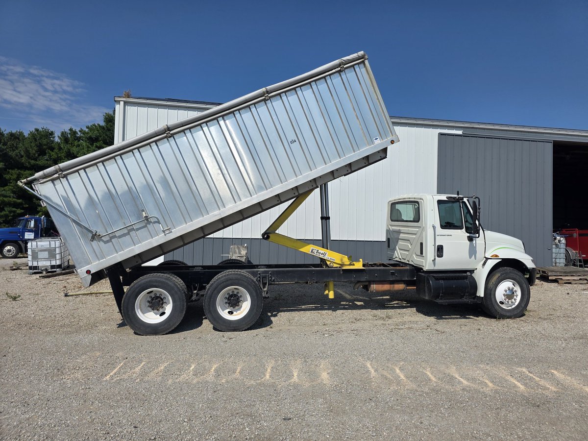 dsmartin80's tweet photo. 2004 Intenational Grain Tandem. Automatic transmission. Bought in 2017/2018. New Aluminum Grain bed and rebuilt motor.  5,000 miles on motor. Tires good. 410,000 miles. AC/heat both work. Body and frame in great shape. Doug at 217-737-7374 or Derek at 217-737-9356. https://t.co/xNYvyEoUZc