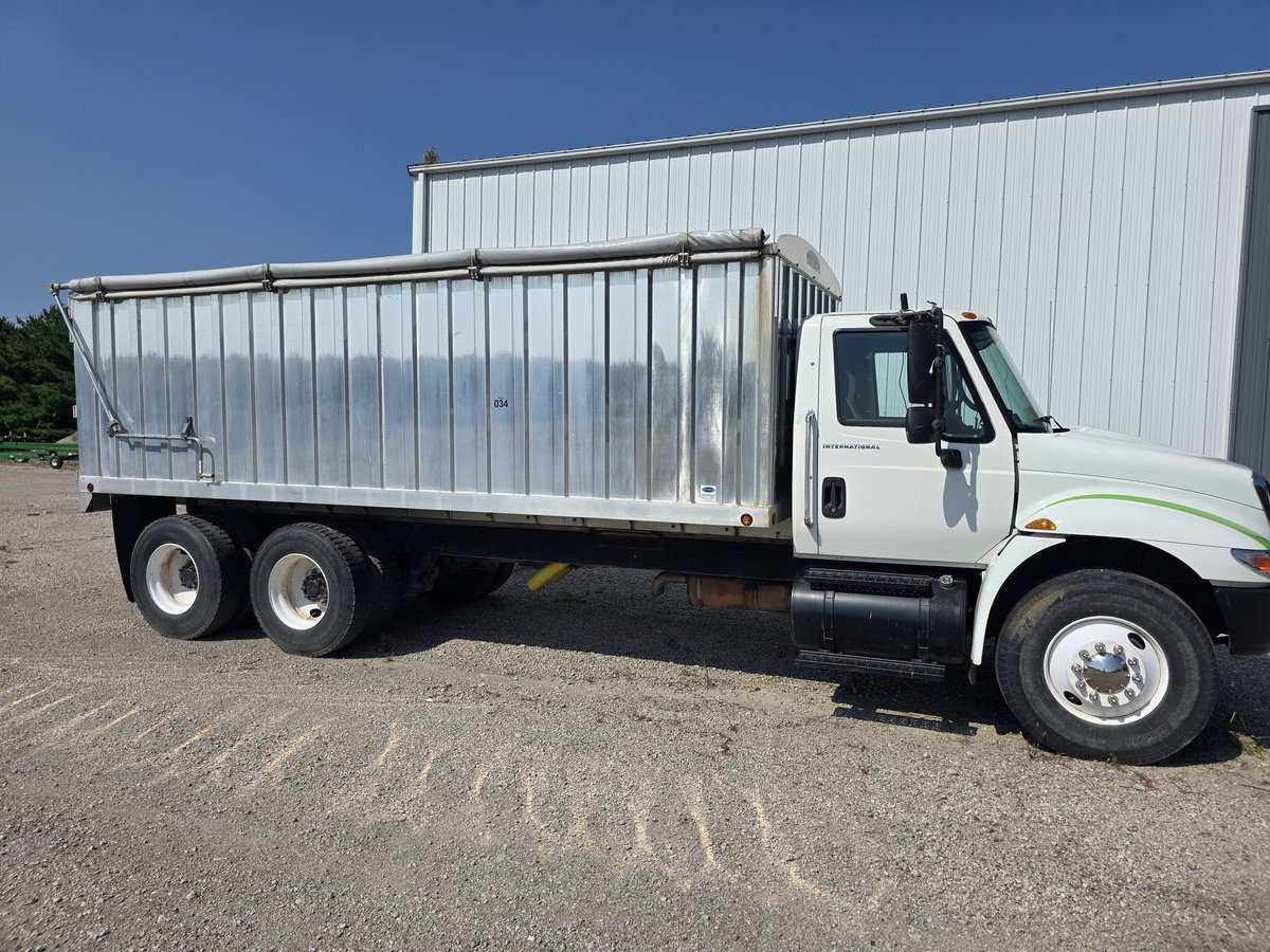 dsmartin80's tweet photo. 2004 Intenational Grain Tandem. Automatic transmission. Bought in 2017/2018. New Aluminum Grain bed and rebuilt motor.  5,000 miles on motor. Tires good. 410,000 miles. AC/heat both work. Body and frame in great shape. Doug at 217-737-7374 or Derek at 217-737-9356. https://t.co/xNYvyEoUZc