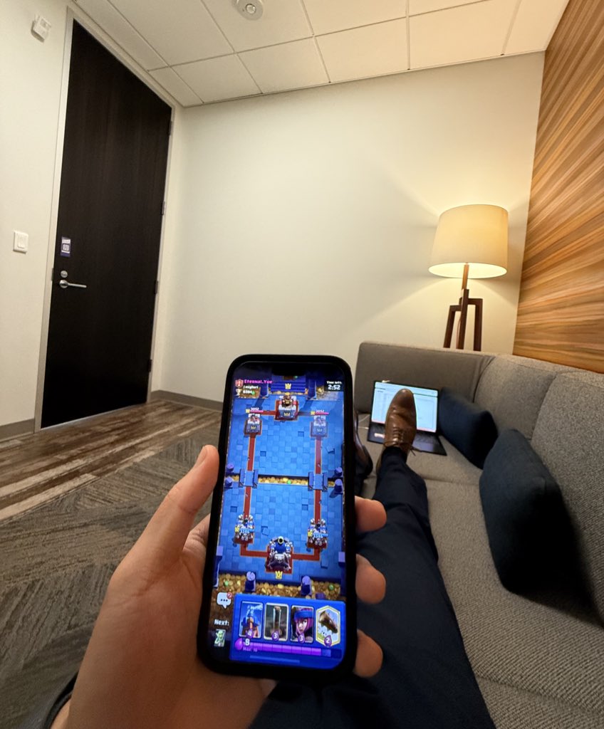 spearg0b's tweet image. Update: I’ve found a new place to hide and play clash royale on company time #utilization #almost5