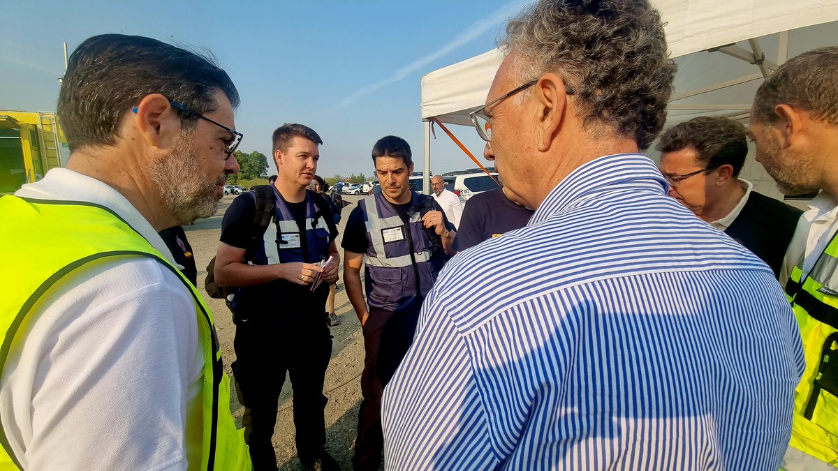 DGobExtremadura's tweet photo. Extremadura recibe nuevos efectivos contra incendios del Gobierno de 🇪🇸 a través del a través del Mecanismo Europeo de Protección Civil activado por
@interiorgob.

El módulo GFFF-V-DE1 de Cuerpos de #Bomberos de #Renania del Norte-Westfalia 🇩🇪 ya está en Aldeanueva del Camino. https://t.co/h6bxIAbdYd