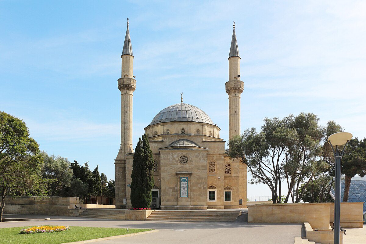 Tra2Az's tweet image. ممر الشهداء والمعروف أيضًا باسم ممشى الشهداء من معالم باكو وهو بمثابة ذكرى قويه من أولئك الذين ناضلوا من أجل استقلال البلاد وحريتها يعد هذا الموقع نصبًا تاريخيًا ومكانًا للتأمل حيث يجذب الزوار الذين يرغبون في التعبير عن احترامهم والتعرف على ماضي أذربيجان المضطرب …