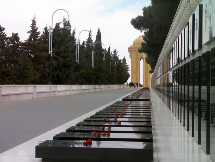 Tra2Az's tweet image. ممر الشهداء والمعروف أيضًا باسم ممشى الشهداء من معالم باكو وهو بمثابة ذكرى قويه من أولئك الذين ناضلوا من أجل استقلال البلاد وحريتها يعد هذا الموقع نصبًا تاريخيًا ومكانًا للتأمل حيث يجذب الزوار الذين يرغبون في التعبير عن احترامهم والتعرف على ماضي أذربيجان المضطرب …