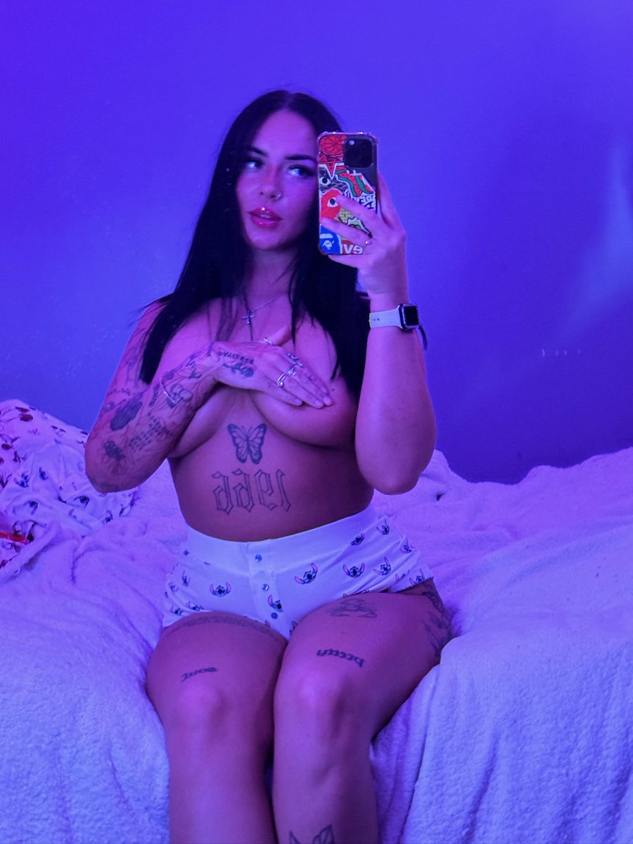 urvictoriafox's tweet photo. swipe for a tasty surprise 👀💦 https://t.co/CCvB9dnmea