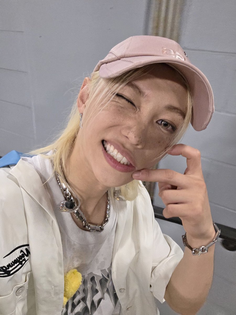 few tweets | chanlix

Donde felix piensa que posteo en su side sobre bangchan o donde bangchan por fin se le da la oportunidad.