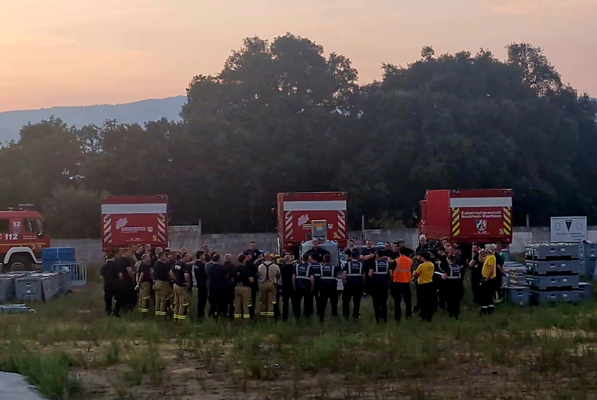 DGobExtremadura's tweet photo. Extremadura recibe nuevos efectivos contra incendios del Gobierno de 🇪🇸 a través del a través del Mecanismo Europeo de Protección Civil activado por
@interiorgob.

El módulo GFFF-V-DE1 de Cuerpos de #Bomberos de #Renania del Norte-Westfalia 🇩🇪 ya está en Aldeanueva del Camino. https://t.co/h6bxIAbdYd