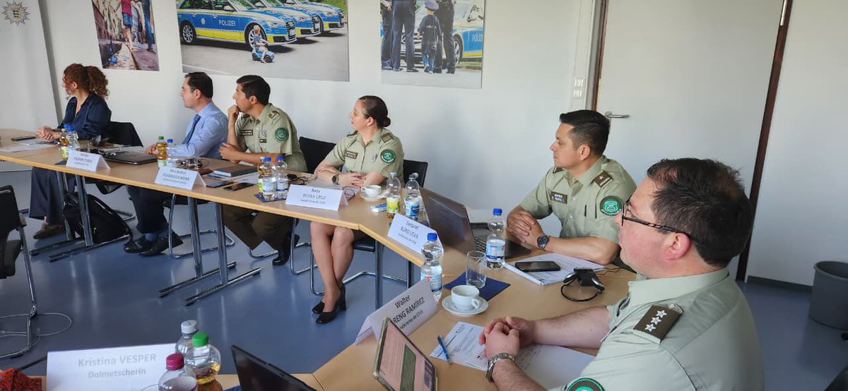 CarabInternac's tweet image. #Alemania: Delegación de carabineros de distintas unidades participan del seminario de liderazgo en la la ciudad de #Friburgo, compartiendo experiencias y formas de liderar en las instituciones policiales. Además la embajadora de Chile, Magdalena Atria, se reunió con todos ellos.
