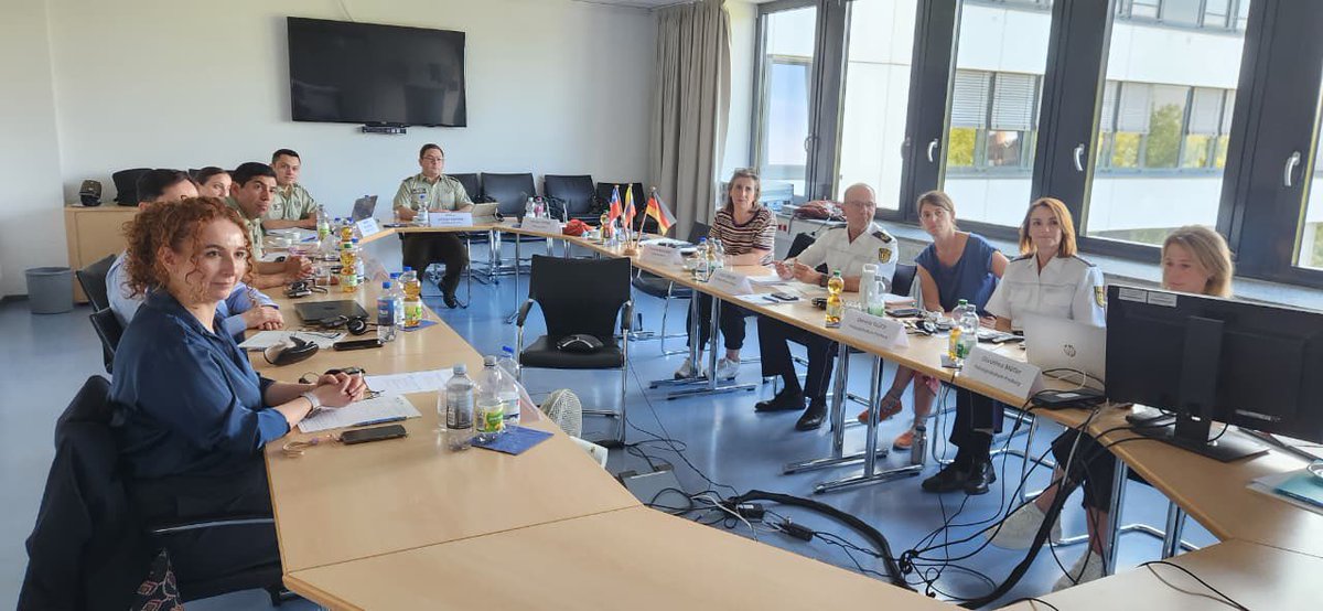 CarabInternac's tweet image. #Alemania: Delegación de carabineros de distintas unidades participan del seminario de liderazgo en la la ciudad de #Friburgo, compartiendo experiencias y formas de liderar en las instituciones policiales. Además la embajadora de Chile, Magdalena Atria, se reunió con todos ellos.