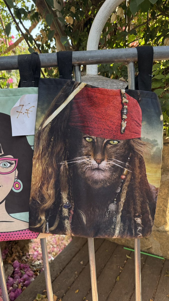 Türkiye'yi ziyarete gelmiş yabancı bir turistsin ve Alanya Kalesi'ni gezerken birden bir satıcının tezgahında bunu görüyorsun 🙏