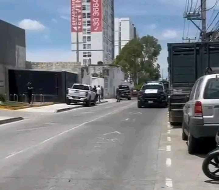 MataSalas123's tweet photo. #UltimaHora Ejecutan a Ernesto Barajas vocalista de enigma Norteño en Zapopan Jalisco .

Fue ejecutado junto con otro masculino, una mujer está herida. https://t.co/fNuhxFx994