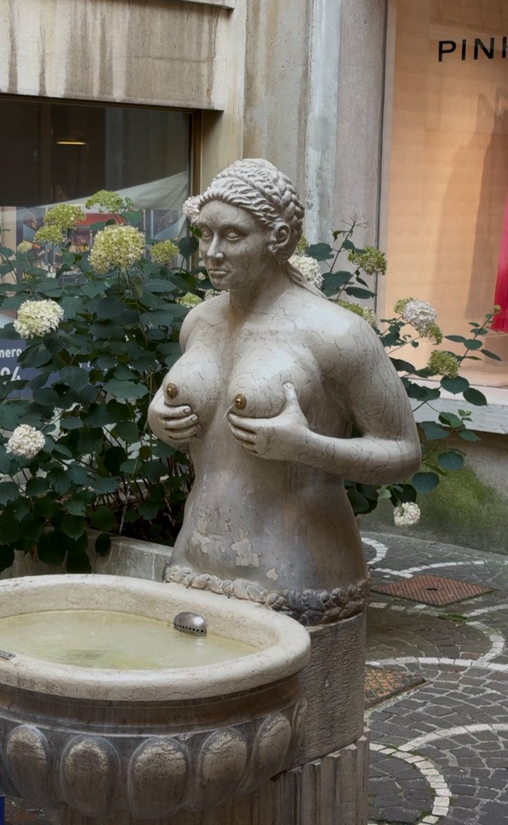 記事中の高山陽子教授の「公共空間に女性の裸像がたくさん置かれている