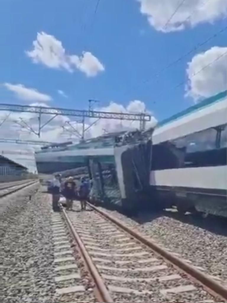 HectorParraRgz's tweet image. La maravilla de Tren Maya que pregona la señora Claudia Sheinbaum. Hace unos momentos se salió de las vías el último vagón.