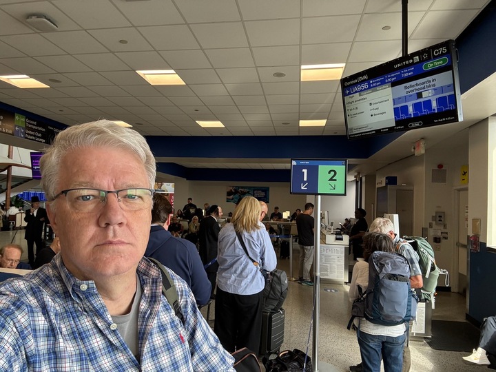 🚨 As I type this, I’m boarding a flight to Geneva, Switzerland.

Next week is the most dangerous week of the year for American gun owners.

🧵(1/10)