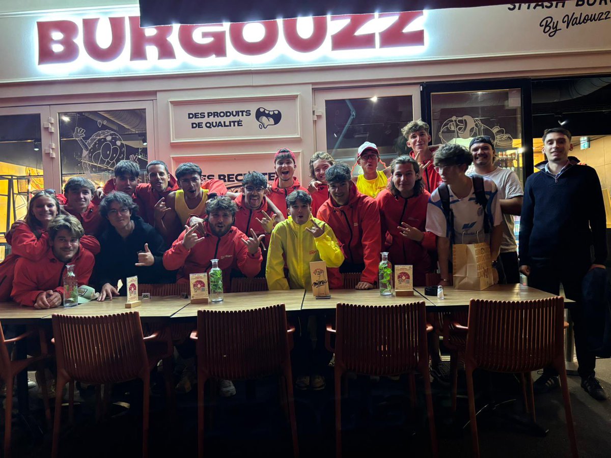 Ncail15's tweet photo. @valouzz_ @burgouzz 

L’équipe d’Atlantic Toboggan vous remercie pour ce repas maginificouzz !!

Le V on aurait aimé te voir mais ça sera pour une prochaine… 😋 https://t.co/CkpD2g8uhV