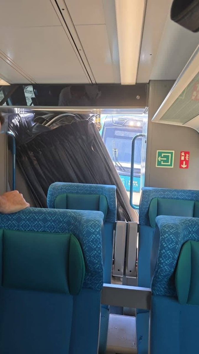 DanielCauich_'s tweet photo. 🚨 Se descarrila el Tren Maya en Izamal, #Yucatán

Están reportando el descarrilamiento del Tren Maya en el trayecto Cancún-Mérida a la altura de la estación de Izamal.

Hasta el momento se desconocen las causas, unidades de emergencia en camino. #TrenMaya #4T #Accidente https://t.co/WSdR8XrweA