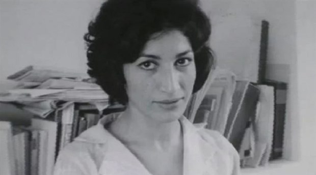 Füruğ Ferruhzad, Kuş Ölümlüdür:

"içim sıkılıyor
içim sıkılıyor
avluya çıkıyorum ve parmaklarımı
gecenin gergin teninde gezdiriyorum

hiç ışık yok
hiç ışık yok

kimse güneşle tanıştırmayacak beni
kimse serçelerin şölenine
götürmeyecek beni
uçmayı anımsa
kuş ölümlüdür"