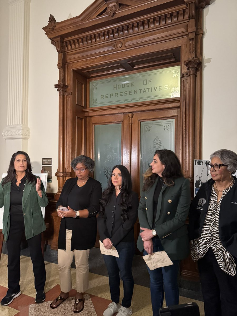 Five Democrats are joining Rep. <a href="/NicoleCollier95/">Nicole Collier</a> in refusing a police escort and thus getting confined in the Capitol. #txlege 

Reps Morales Shaw, Bowers, Garcia Hernandez and Plesa. And Dean Senfronia Thompson.